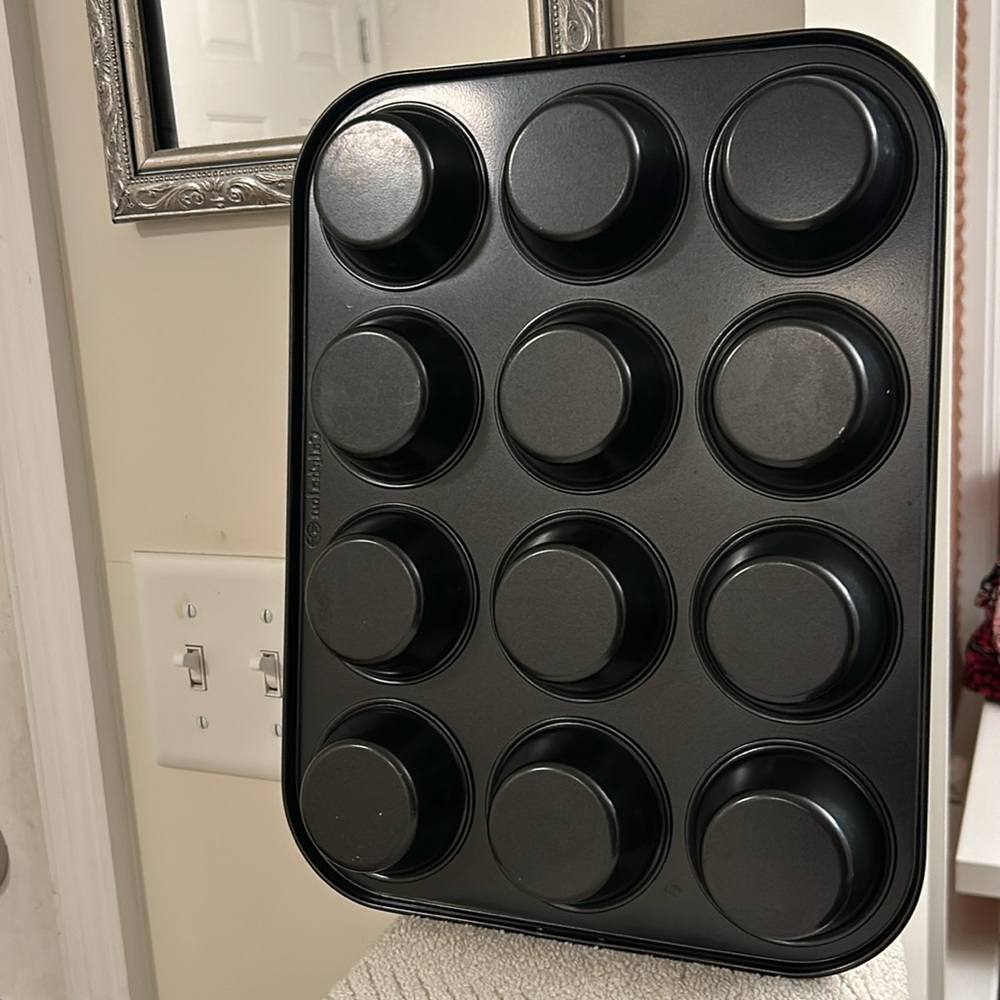 Simply Calphalon Nonstick 12 Count Muffin Pan Heavyweight Construction Baking - Picture 2 of 4